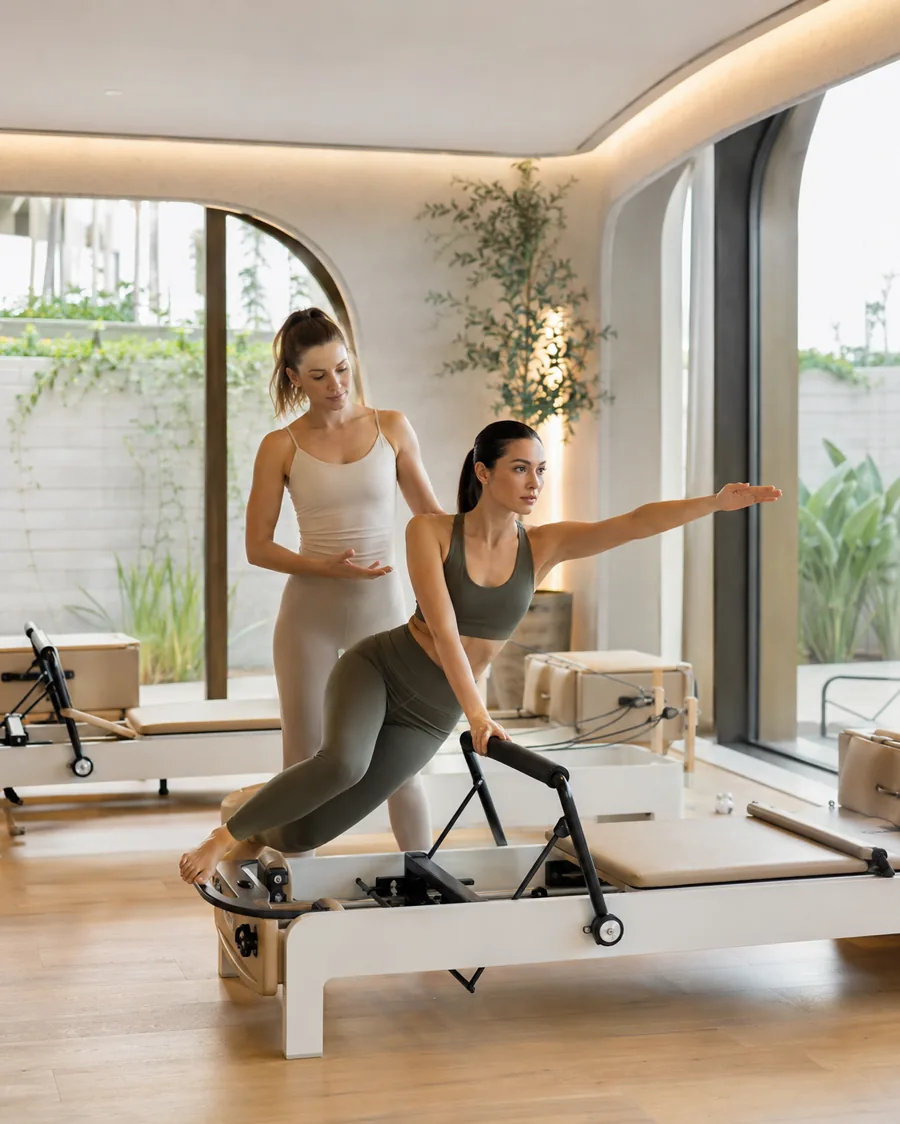 Aula acompanhada em um estúdio de Pilates contemporâneo